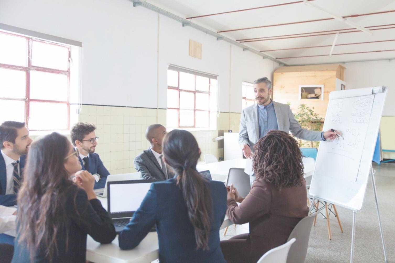 Profesionales trabajando en modelos financieros